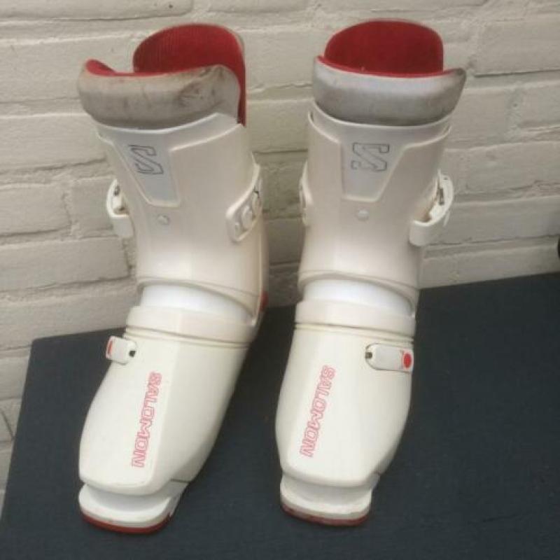 Twee dozen met schaatsen en 2 paar skischoenen