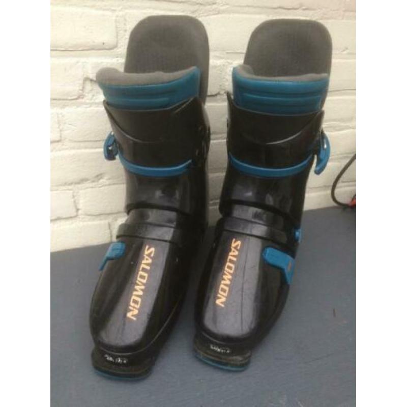 Twee dozen met schaatsen en 2 paar skischoenen