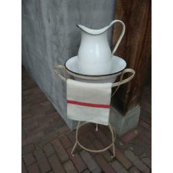 Brocante emaille lampetset op staander met handdoek *Etage3*